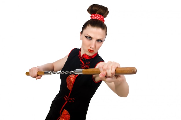 Mulher chinesa engraçada com nunchucks isolado