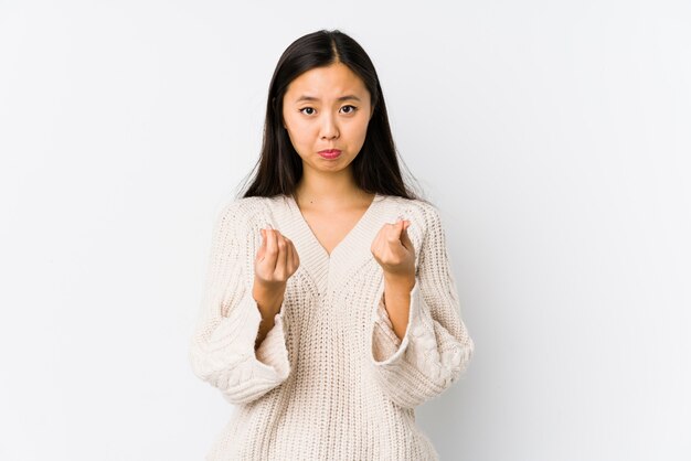 Mulher chinesa nova isolada mostrando que não tem dinheiro.