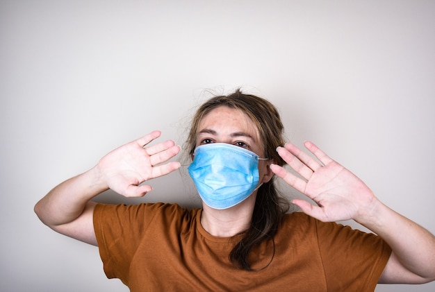 Foto mulher chocada ao usar máscara médica