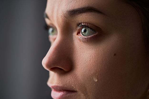 Mulher chorando desesperada triste com olhos de lágrimas