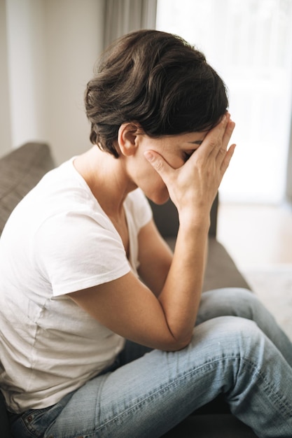 Mulher chorando fechando o rosto com as mãos Mulher em depressão Violência doméstica e divórcio