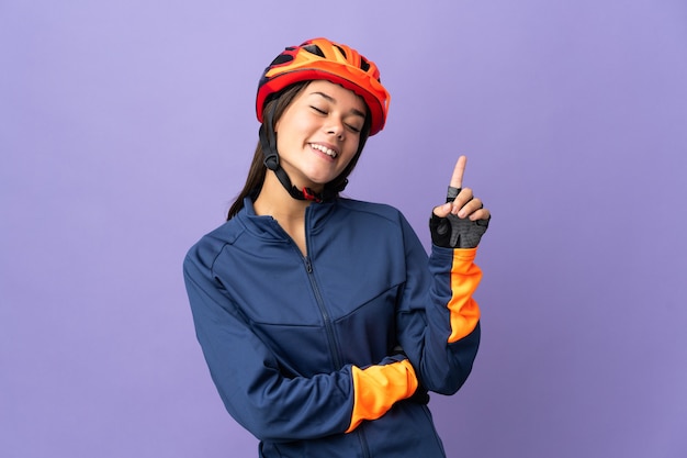 mulher ciclista apontando uma ótima ideia