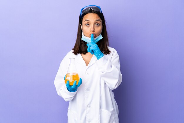 Mulher cientista investigando uma vacina para curar doenças, apontando para o lado e fazendo o gesto de silêncio