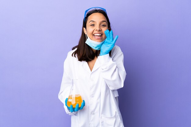 Foto mulher cientista investigando uma vacina para curar doenças gritando e anunciando algo