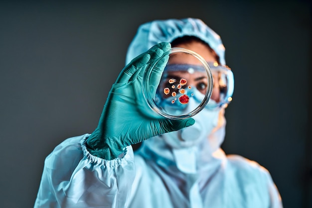 Mulher cientista leva placa de petri no laboratório Foco seletivo Vista aproximada