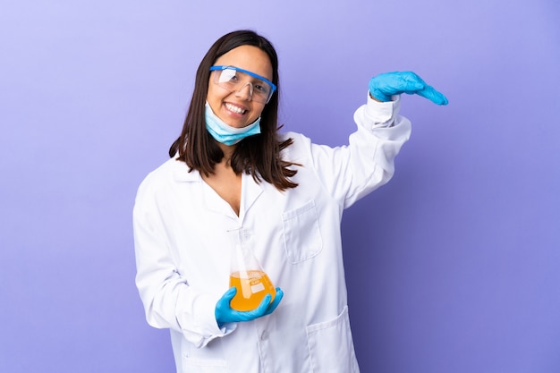 Mulher cientista que investiga uma vacina