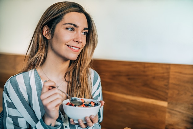 Foto mulher, cima, comer, aveia, e, frutas, tigela, pequeno almoço