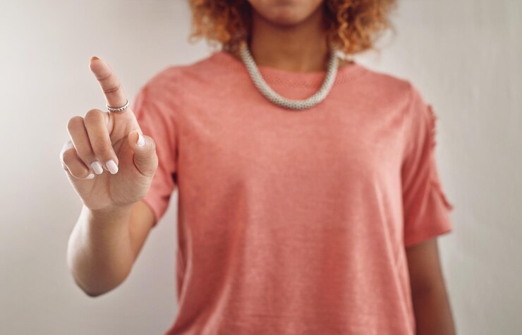 Foto mulher clique ou mão para interface de usuário ui sistema ou login para rede de acesso à internet ou futuro digital painel de controle de dedo ou pressionar gesto em inovação virtual ux tecnologia ou tela sensível ao toque cibernético