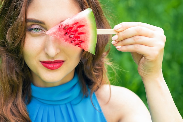 Mulher cobre os olhos com melancia