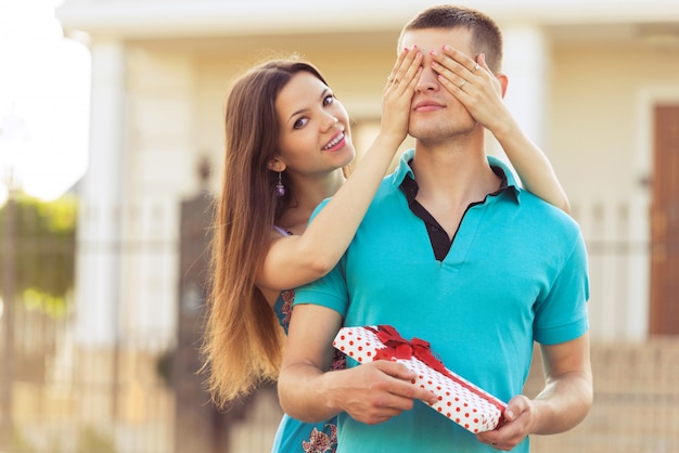 Foto mulher, cobrindo, olhos homem, mãos