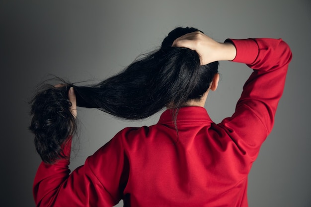 Mulher coletando cabelo em um rabo de cavalo