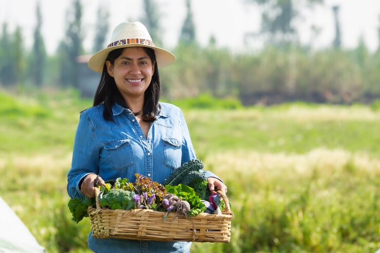 mulher coletando legumes