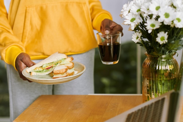 Mulher colocando café da manhã na mesa