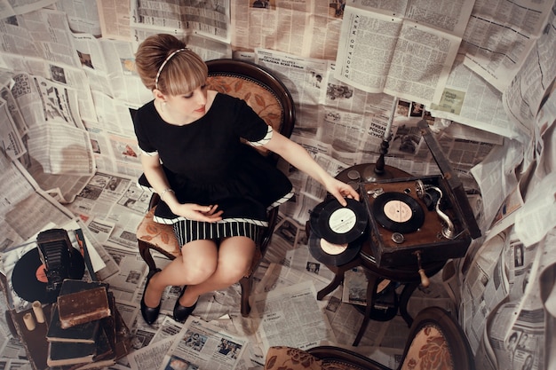 Foto mulher colocando um disco de vinil