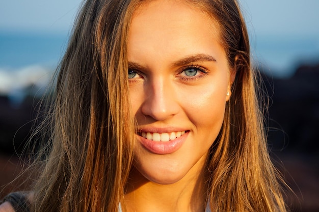 Mulher colocar spf e protetor solar no rosto. Retrato da linda garota close-up sorriso branco como a neve, olhos azuis e skin.female perfeitamente limpa modelo na praia feliz verão no paraíso tropical da costa.