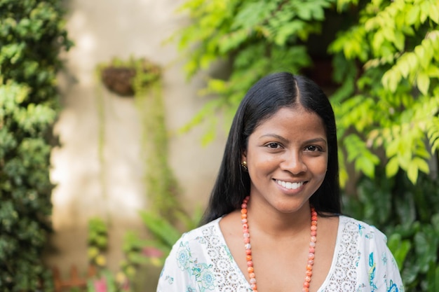 Mulher colombiana em trajes tradicionais