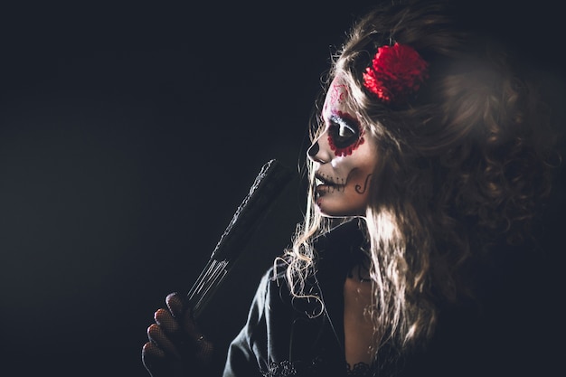 Foto mulher com a face pintada para o carnaval