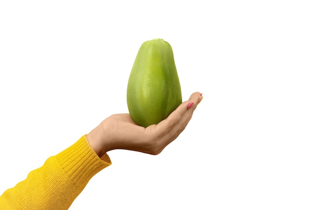 Mulher com a mão segurando papaia verde isolada em fundo branco conceito de comida saudável