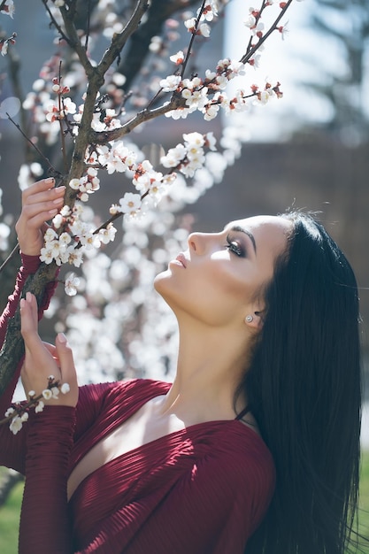 Mulher com alperce florescendo