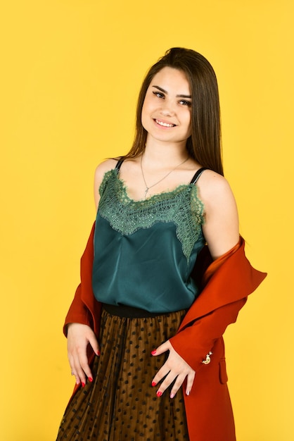 Mulher com aparência elegante, guarda-roupa perfeito, moda e beleza sempre parecem roupas elegantes para a vida cotidiana, conceito de beleza e juventude, modelo de moda elegante, mulher no salão de beleza