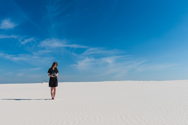 Foto mulher com aquário a pé no deserto
