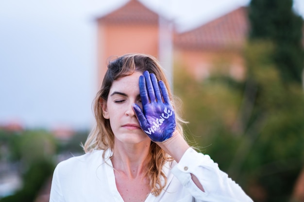 Mulher com as mãos pintadas para lutar pelo feminismo