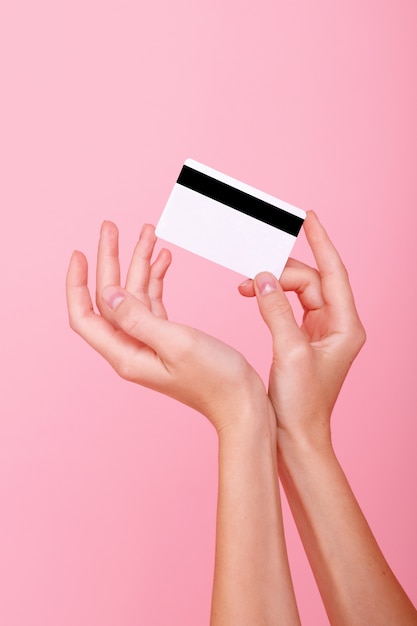 Foto mulher com as mãos segurando um cartão de crédito