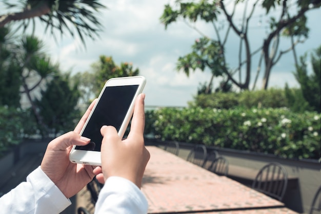 Mulher com as mãos segurando um smartphone