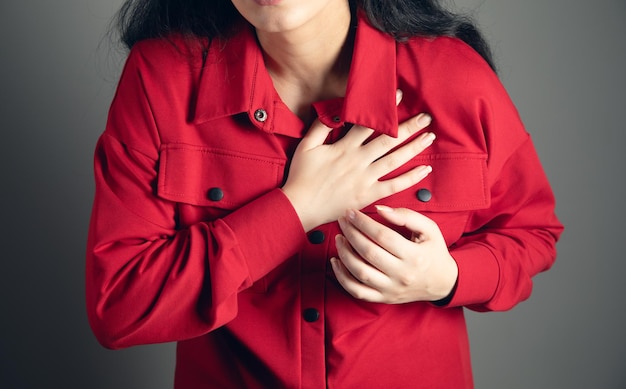 Mulher com ataque cardíaco súbito mulher doente que sofre de ataque cardíaco agudo
