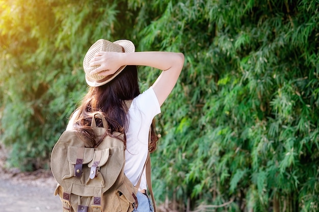 Mulher com bagpack na natureza