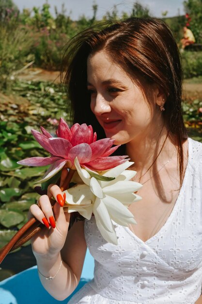 mulher com balde de flores de lótus