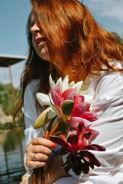 mulher com balde de flores de lótus