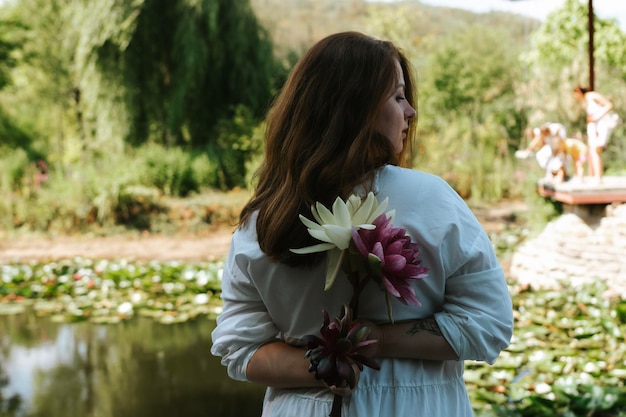 mulher com balde de flores de lótus