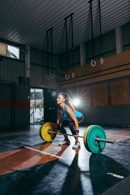 Mulher com barbell