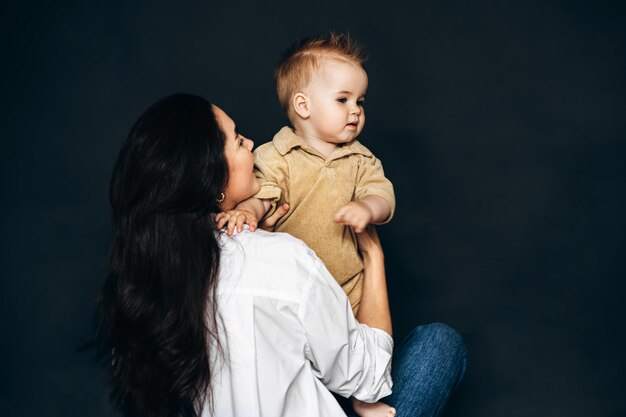 Foto mulher com bebê nos braços