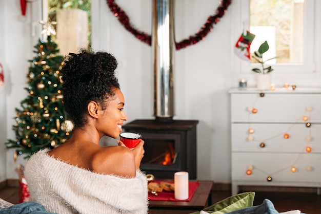 Mulher com bebida quente no natal