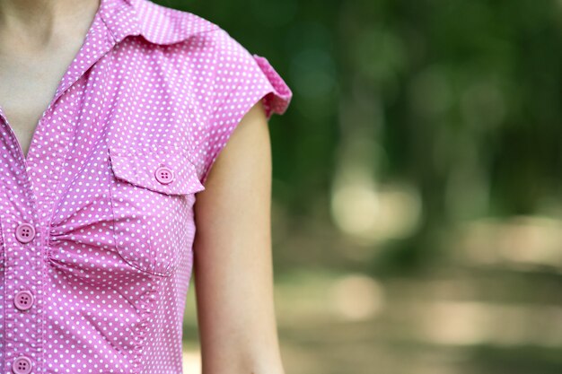 Mulher com blusa rosa de verão