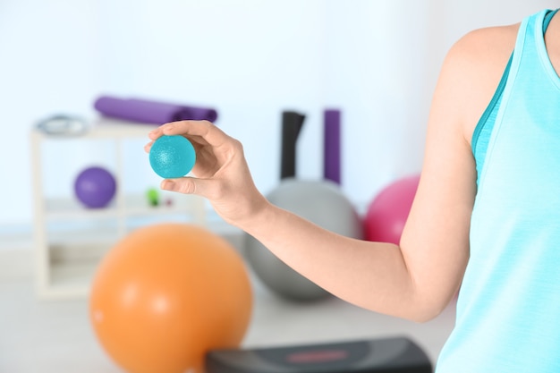 Foto mulher com bola anti-stress na clínica, closeup