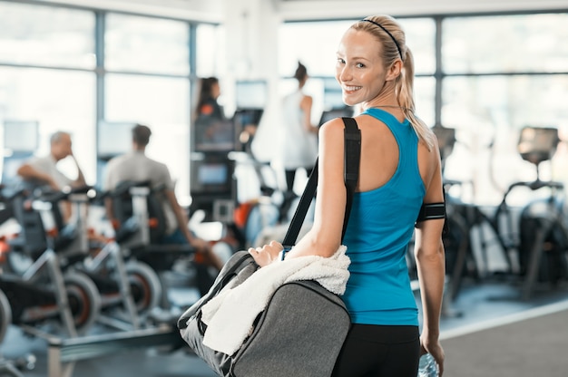 Mulher com bolsa de ginástica