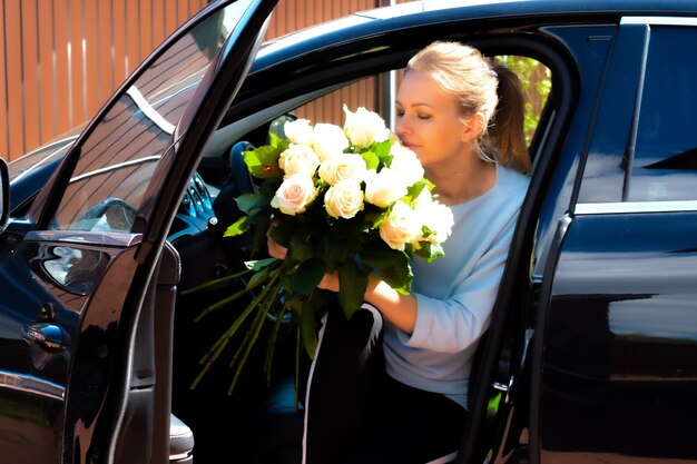 Mulher com buquê de flores.