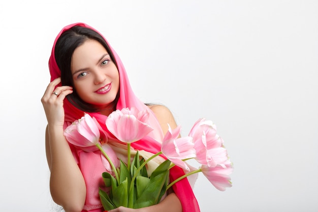 Mulher com buquê de tulipa