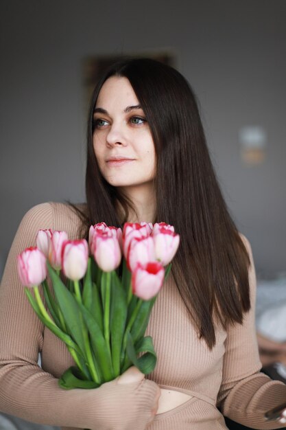 Mulher com buquês de flores