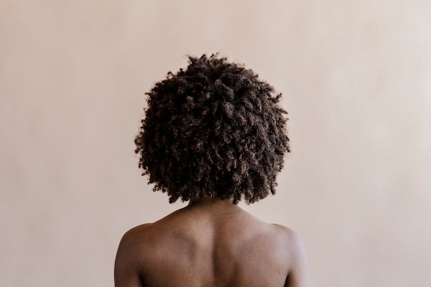 Foto mulher com cabelo afro