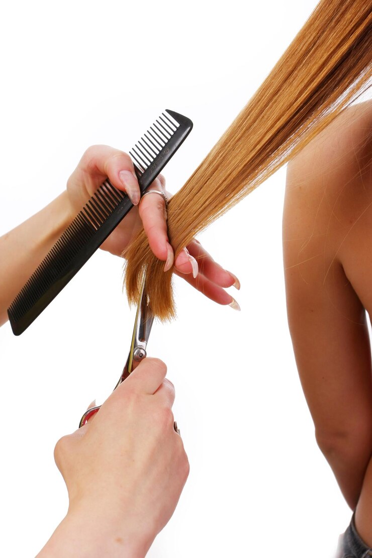 Foto mulher com cabelo comprido e cabeleireiro com ferramentas