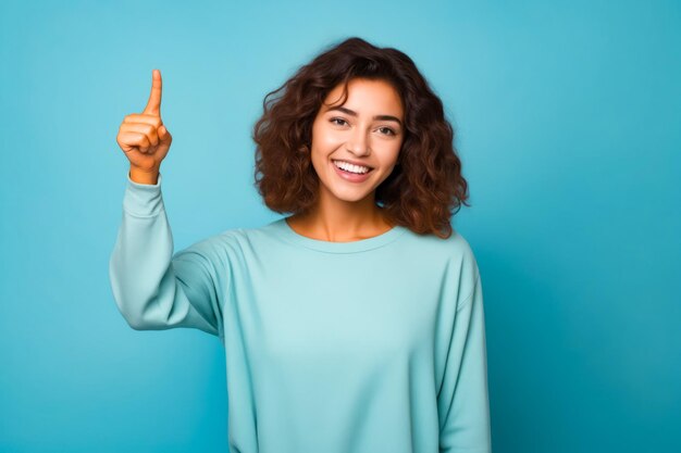 Foto mulher com cabelo encaracolado apontando para cima com o dedo ia generativa