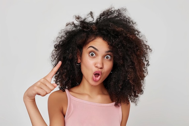 Mulher com cabelo encaracolado apresentando produto com expressão de surpresa