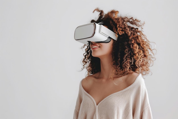 Mulher com cabelo encaracolado olhando ao redor em óculos de realidade virtual em quarto branco