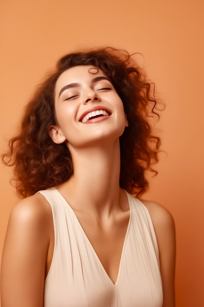 Mulher com cabelos encaracolados sorrindo e olhando para o céu IA generativa