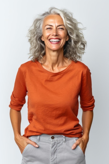Mulher com cabelos grisalhos e sorriso no rosto está de pé com as mãos nos bolsos Generative AI