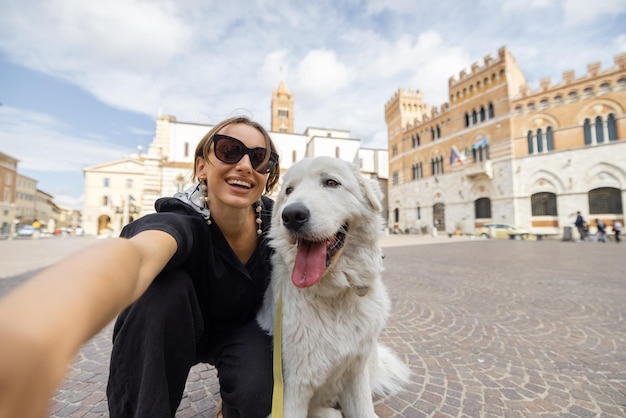 Mulher com cachorro na cidade de grosseto, no centro da região de maremma, na itália